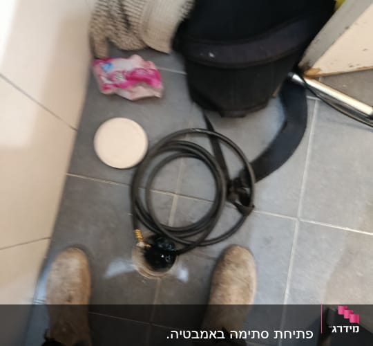 כלים וחפצים על רצפת חדר אמבטיה